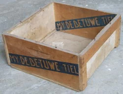 Een oud kistje waarin de producten werden vervoerd